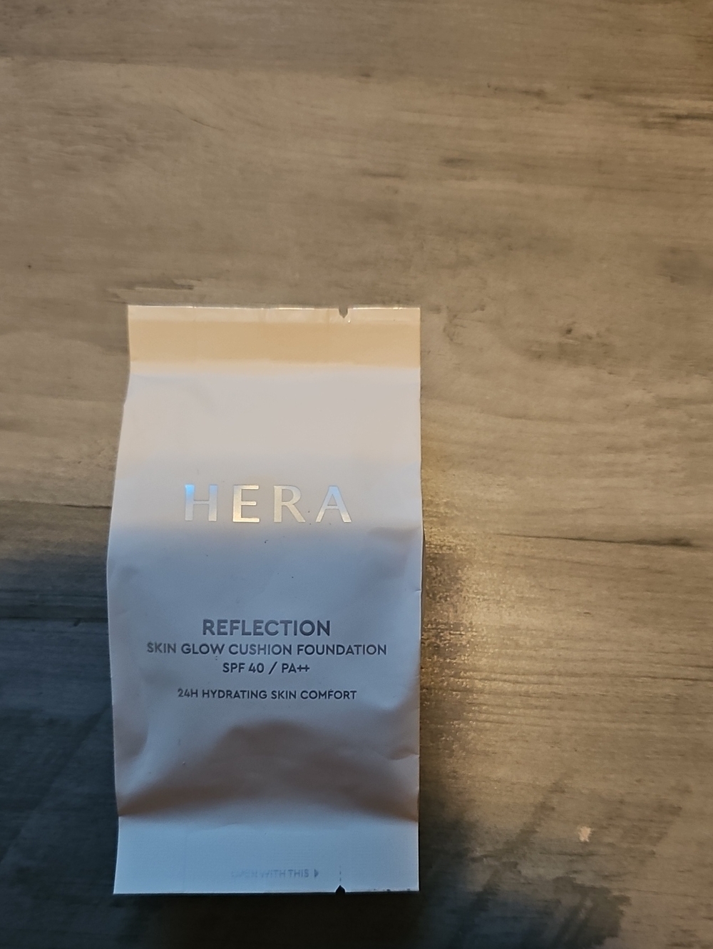HERA Reflection Skin Glow Cushion Foundation (White) SPF 40 21N1 Vanilla